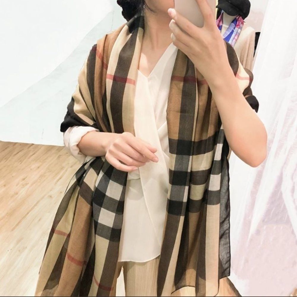 Giant Check SCARF - Picture 3 of 5